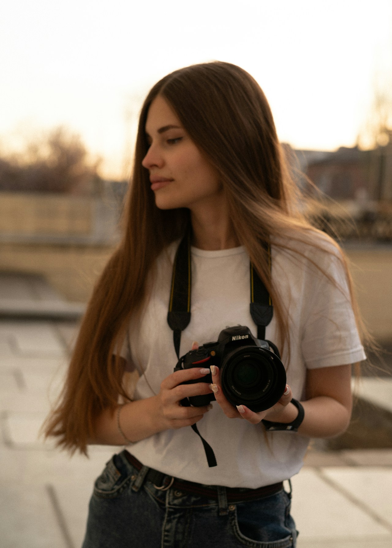 Portret van de fotograaf met een 35mm-camera bij een raam